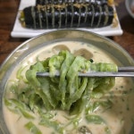 Instagram의 부산맛집 맛있는부산님: “연동시장 미각칼국수 고소한 콩칼국수 한 그릇, 면은 반죽에 부추를 더한 부추면으로. 칼국수에 김밥이... 