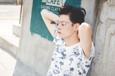 SUMMER EYES | 이 여름의 스타일링법. 옷은 간결하게 입고, 선글라스 혹은 안경으로 얼굴에 포인트를 준다.