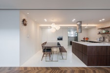 고급 리조트같은 분위기와 옥상 카페 - 풍림아이원 - 디자인투플라이 | 거실 바닥 인테리어, 집 인테리어, 인테리어