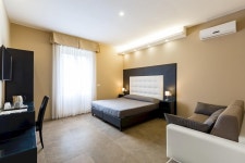 BH Napoli Railway - Caff | Qantas Hotels BH Napoli Railway - Caff