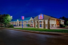 Motel 6 Arlington, TX | Qantas Hotels Motel 6 Arlington, TX