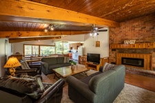 4 bedroom Blue Mountain Cottage with Private Beach Access, BBQ, Petfriendly | Qantas Hotels 4 bedroom Blue Mountain Cottage with... 