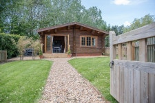 Maple Lodge With Hot Tub Kingfishers | Qantas Hotels Maple Lodge With Hot Tub Kingfishers