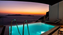 Hill Suites 티라트래블