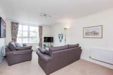 388 Fabulous 2 Bedroom Apartment With Parking 2 Minutes Walk From the Royal Mile | Qantas Hotels 388 Fabulous 2 Bedroom Apartment... 