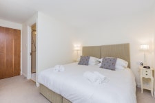 388 Fabulous 2 Bedroom Apartment With Parking 2 Minutes Walk From the Royal Mile | Qantas Hotels 388 Fabulous 2 Bedroom Apartment... 