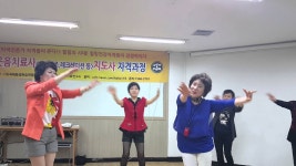 홍시 울엄마 힐링건강체조 박정희강사 | Doovi 홍시 울엄마 힐링건강체조 박정희강사