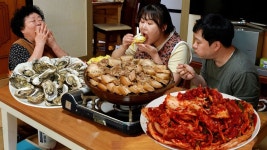 네이버 인플루언서 [네이버 인플루언서] 시댁먹방😋김장하는 날엔 수육과 굴 필수!! 올해 김장김치도 대성공!! Korean Kimchi... 