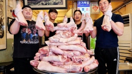 산더미 마늘 족발, 바삭한 튀김 족발, 대왕 화덕 통구이 족발, Amazing Mountain of Braised Pigs Trotters, Jokbal