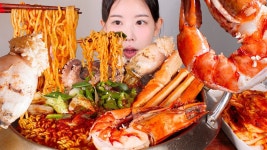 네이버 인플루언서 [네이버 인플루언서] 🔥해산물 폭탄 라면🍜틈새라면에 쭈꾸미, 킹타이거새우, 대게, 백합조개✨ 먹방... 