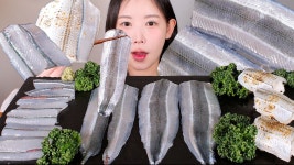 네이버 인플루언서 [네이버 인플루언서] 술 없이 회 먹는 날... 😭 은빛 생선의 깨끗한 맛 학꽁치회 먹방🩶 Raw Halfbeak... 