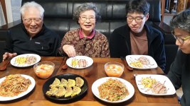 네이버 인플루언서 [네이버 인플루언서] 든든한 시골 집밥 먹방 asmr (볶음밥, 콩나물 잡채, 김 계란요리) korean mukbang asmr... 