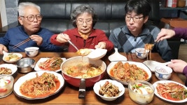 네이버 인플루언서 [네이버 인플루언서] 구수하고 얼큰한 콩나물 코다리찜 먹방 (진한 순두부조림, 무말랭이 장아찌) Steamed... 