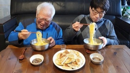 네이버 인플루언서 [네이버 인플루언서] 아버지와 함께 알배기 물김치 국수와 군만두 먹방~! (아로니아 담금주) Cold Kimchi... 