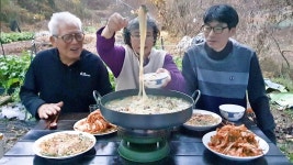네이버 인플루언서 [네이버 인플루언서] 비오는날 솥뚜껑 바지락 칼국수 먹방~! (해물파전, 배추겉절이) Korean Clam Noodle Soup... 