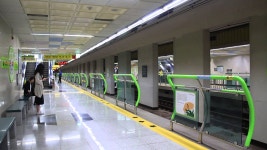 도시철도(Humetro) 2호선 양산행 열차, 장산행 열차 민락역 도착 | Doovi 부산 도시철도(Humetro) 2호선 양산행 열차, 장산행 열차 민락역 도착
