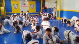 (용인대 참 태권도장) 2014년 8월29일 3부-  2인1조 기초체력 뛰어넘기 | Doovi (용인대 참 태권도장) 2014년 8월29일 3부-  2인1조... 