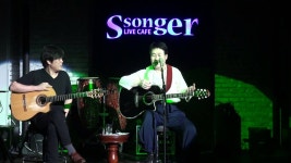 미사리 쏭아 라이브카페) | Doovi 송창식-반상에 놓인돌이,오솔레미오,남몰래 흘리는 눈물(2014.7.16.미사리 쏭아 라이브카페)