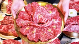 네이버 인플루언서 [네이버 인플루언서] 대한민국 소고기 끝판왕! 1++ 한우 한 마리, 강남 초대형 토마호크 스테이크, 솥뚜껑... 