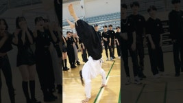 깃털이 사람이 되면 이런 모습일까? #몽중몽 #shorts - YouTube 깃털이 사람이 되면 이런 모습일까? #몽중몽 #shorts