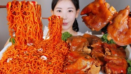 네이버 인플루언서 [네이버 인플루언서] 이 조합 최고다..🔥✨ 쫀득말캉 미니족발과 매운 불볶음면 먹방 Jokbal(pigs feet)... 