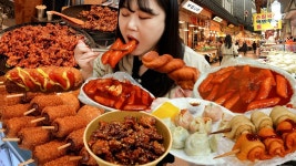 네이버 인플루언서 [네이버 인플루언서] 수원 남문시장 먹방🤤매운 오뎅, 꽈배기, 떡볶이, 만두, 닭강정, 떡갈비, 핫도그 | 정애네 손만두... 