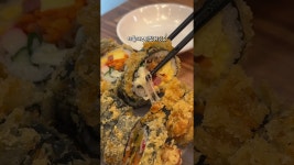 네이버 인플루언서 [네이버 인플루언서] 부산에서 이거 보기 쉽지않음!!단무지만 넣은 김밥 튀김❌속이 제대로 꽉 찬 김밥 튀김⭕#해운대 #빙글김밥