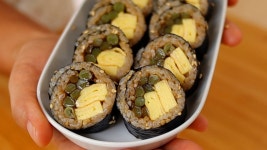 네이버 인플루언서 [네이버 인플루언서] 와.. 이걸 왜 이제 알았지? 마늘종 김밥에 ‘이렇게’ 넣으면 10배 더 맛있어요
