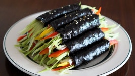 네이버 인플루언서 [네이버 인플루언서] 저속노화 꼬마김밥 만드는법! 김밥 이렇게 만들면 살도 안찌고 너무 맛있어요!