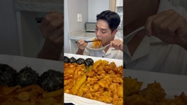 네이버 인플루언서 [네이버 인플루언서] 🌶️마피아떡볶이x5 🍗페리카나 후라이드,간장치킨x4 🍙대왕주먹밥x4 🍤모듬튀김 먹방... 