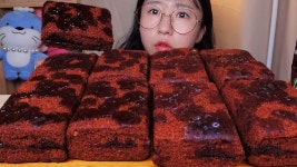 네이버 인플루언서 [네이버 인플루언서] 초코설기떡?!! 이번엔 초코떡이다..🍫 떡 디저트 먹방 Dessert Mukbang