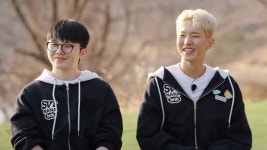 호시X우지 앨범 발매 기념 민박집 라이브 (민박집 손님들, 사장님과) - YouTube 호시X우지 앨범 발매 기념 민박집 라이브 (민박집 손님들... 