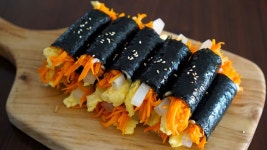 네이버 인플루언서 [네이버 인플루언서] 저속노화 꼬마김밥 이렇게 만들어 보세요! 별거 아닌데 진짜 맛있어요