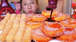 네이버 인플루언서 [네이버 인플루언서] 츄러스와 튀긴꿀호떡🍯 초코시럽 뿌려서 먹는 꿀호떡 먹방 Dessert Mukbang