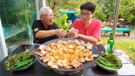 네이버 인플루언서 [네이버 인플루언서] 아버지와 함께 솥뚜껑 삼겹살에 소주 한잔~! (배추김치, 고추, 상추쌈) Pork Belly... 