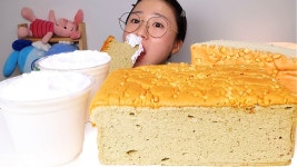 네이버 인플루언서 [네이버 인플루언서] 흑임자 대왕 카스테라🍞 생크림 대만카스테라 디저트 먹방 Dessert Mukbang