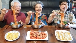 네이버 인플루언서 [네이버 인플루언서] 무더운 여름날 엄마의 사랑듬뿍 비빔 국수 먹방 (소고기 육전) Spicy Noodles Mukbang... 