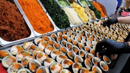 일매출 650만원! 어머니에게 배운 김밥스킬로 대박난 재료폭탄 김밥집 amazing egg omelette kimbap - korean street food