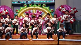 예닮어린이집 용기반 우쿨렐레연주 | Doovi 예닮어린이집 용기반 우쿨렐레연주