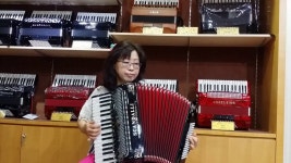처녀뱃사공 ..연주자 : 코스모스악기  아코디언부  고숙희 ( 로사 ) | Doovi 처녀뱃사공 ..연주자 : 코스모스악기  아코디언부  고숙희 ( 로사 )