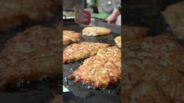 네이버 인플루언서 [네이버 인플루언서] 녹두를 맷돌에 갈아 즉석해서 만든 녹두빈대떡│Korean Mungbean Pancakes│#shortsfeed