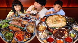 네이버 인플루언서 [네이버 인플루언서] 돼지족발+껍데기..18가지 반찬! 자유로운이 잘 먹으니깐 보쌈+막국수 또묵자!