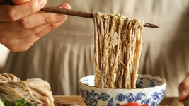 네이버 인플루언서 [네이버 인플루언서] 🥢 뻔한 메밀국수 대신에 #참깨메밀국수 드셔보시는거 어때요? 정말 맛있어서 모두가 깜짝 놀라요❗