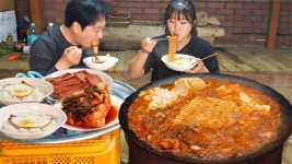 네이버 인플루언서 [네이버 인플루언서] 목살 듬뿍 넣은 돼지고기 김치찌개 먹방 반찬은 햄구이, 계란후라이, 라면사리 솥뚜껑에... 