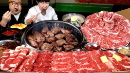 네이버 인플루언서 [네이버 인플루언서] 큰소한마리(1.2키로) 털고 꽃갈비(0.5키로) 냉면에 싸묵자.. 103만유튜버 난입 사태 발생
