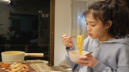 차안에서 도나스 먹방하는 유정이 - 골때리는 그녀들 시리즈 마이너 갤러리