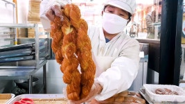 깨끗한 기름에 바삭하게 튀긴 50cm 대왕 꽈배기! 한입에 퍼지는 달인 맛 꽈배기, Legendary 50cm Giant Twisted Donut
