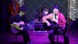 송창식-애인(2013 미사리 쏭아 라이브 카페 공연) - YouTube 송창식-애인(2013 미사리 쏭아 라이브 카페 공연)