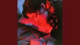 KISS - Aroojeanne: 노래 가사, 뮤직 비디오 및 콘서트