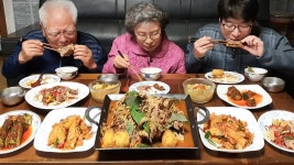 네이버 인플루언서 [네이버 인플루언서] 할머니표 추억의 우거지 감자탕 먹방 (어묵볶음, 훈제 오리고기, 막걸리 한잔)... 